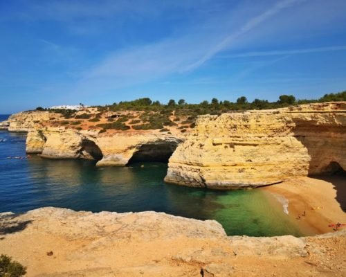 Passage d'un bateau au 7 vallées suspendues en Algarve