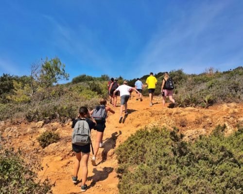 Jeunes qui randonnent au 7 vallées suspendues en Algarve