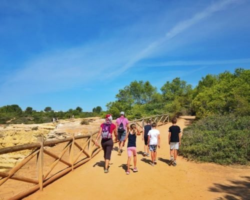 Une famille qui randonnent aux 7 vallées suspendues en Algarve