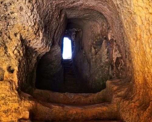 Une grotte vers la plage aux 7 vallées suspendues en Algarve