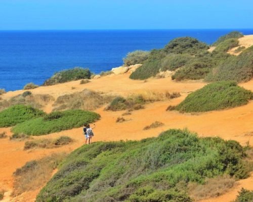 Une couple qui randonnent aux 7 vallées suspendues en Algarve